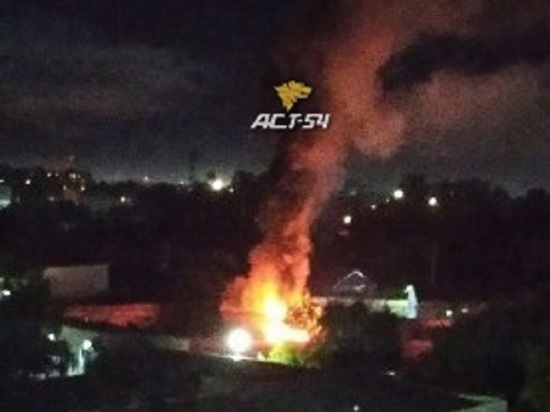 Автобус сгорел ночью в Ленинском районе Новосибирска