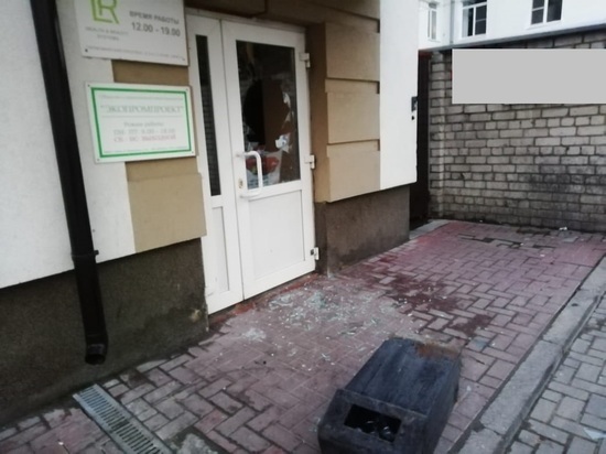 В центре Рязани пьяный мужчина разбил окна в офисном здании и уснул на улице