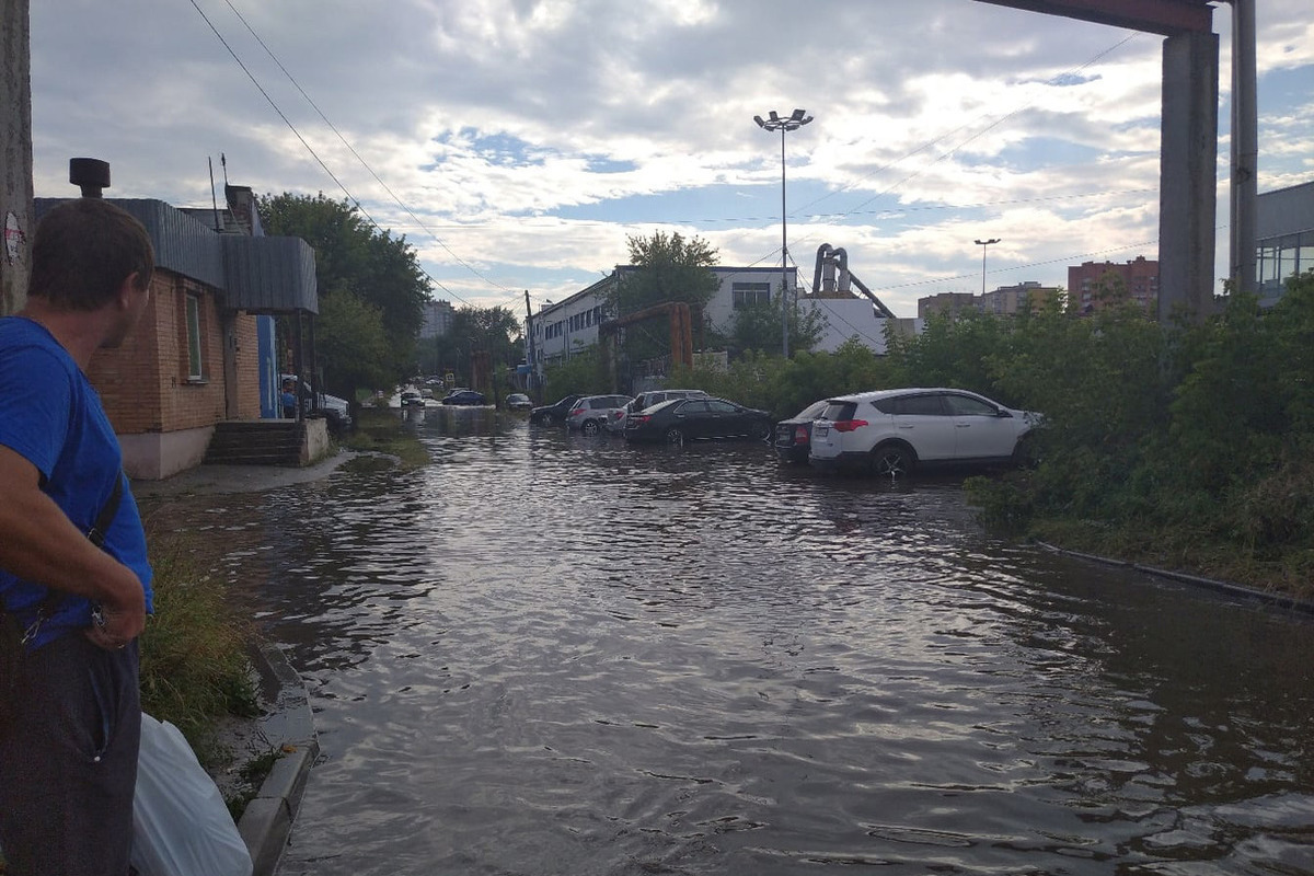 Ливень в рязани. Рязань после дождя. Потоп в Рязани после дождей. Магазин драйвер Рязань затопило.