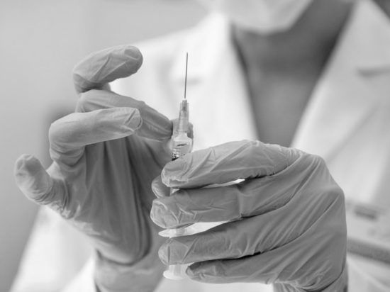 Росздравнадзор проверяет смерть семьи россиян после прививки