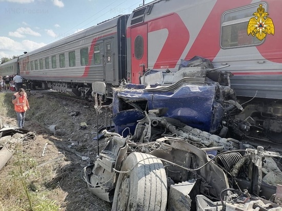 Цементовоз столкнулся с пассажирским поездом под Ферзиково