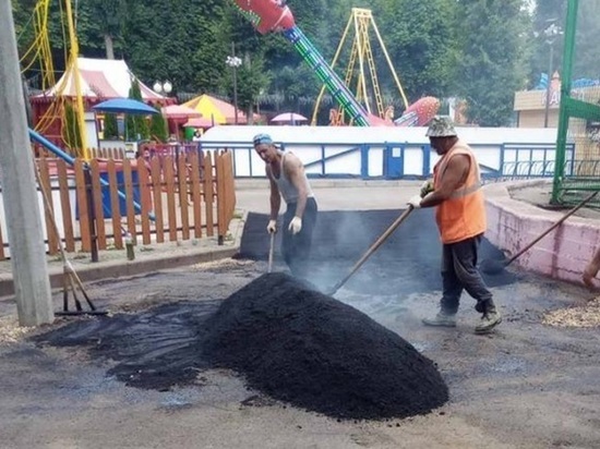 В Лопатинском саду в Смоленске продолжается ремонт пешеходных дорожек