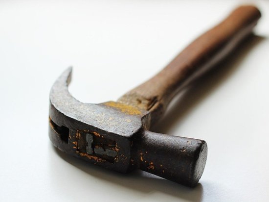 В Карелии наркоман, вооруженный молотком, похитил чужой телефон