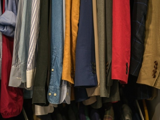 Интернет-мошенник обманул смолянку во время покупки одежды