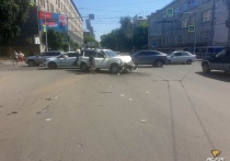 В Новосибирске на пересечении улиц Красный проспект и Фрунзе произошло ДТП с участием автомобилей Honda CR-V и Hyundai Santa Fe