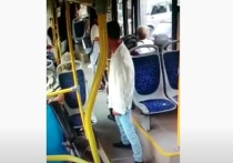 Появилось видео нападения пассажира с ножом на пенсионера в новосибирском автобусе № 95