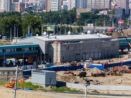 В Новосибирске начали ставить стекла в переход к станции метро "Спортивная"