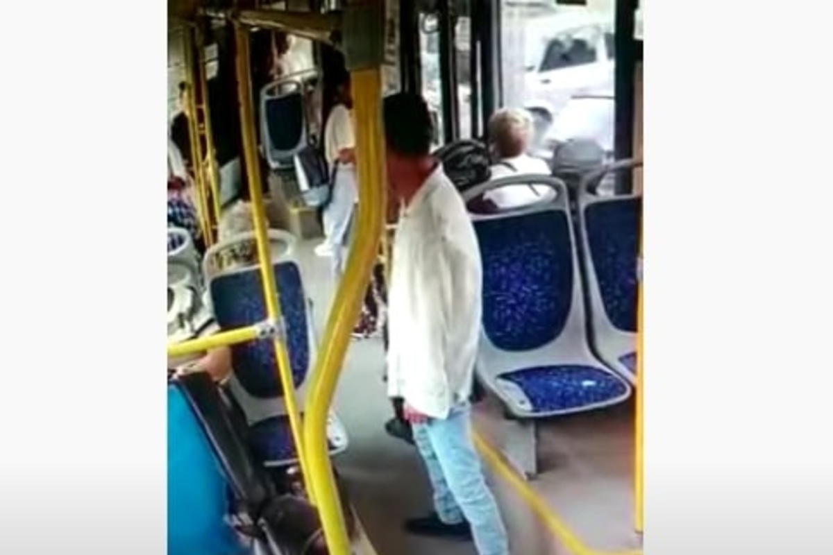 Нападение на автобус. Ударил ножом в автобусе в Новосибирске. Напал с ножом в автобусе фото. Мужчина пырнул Деда в автобусе. Фото в автобусе в Новосиб.