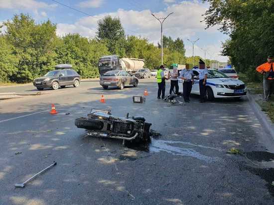 В Новосибирске на Бердском шоссе погиб мотоциклист