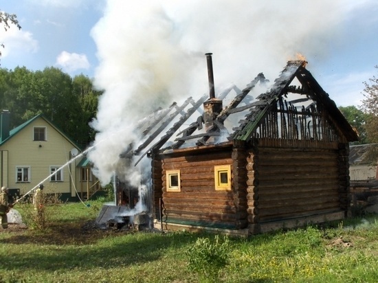 В первый день августа четыре пожарных тушили жилой дом под Плюссой