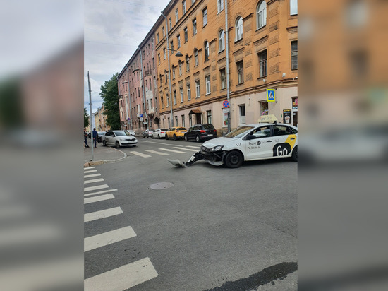 Такси на Петроградской стороне потеряло в ДТП бампер