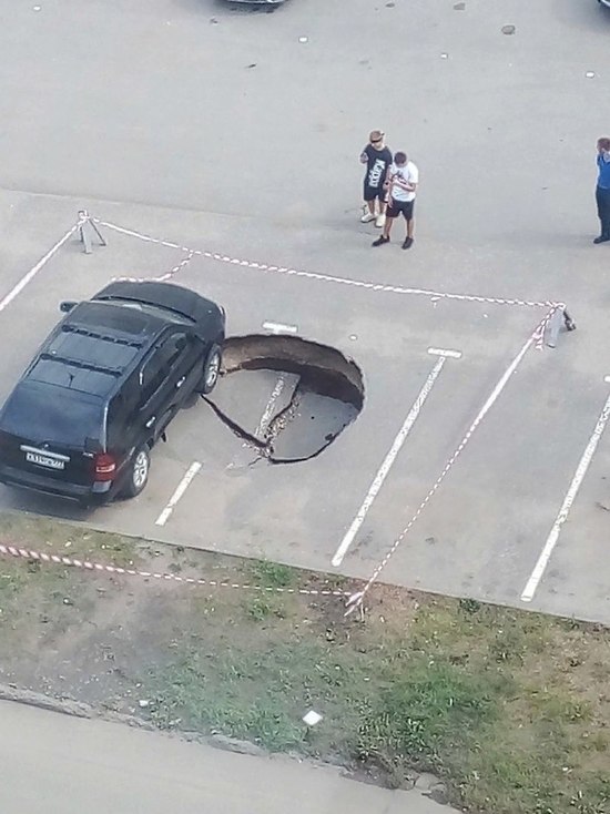 В Ярославле автомобиль едва не свалился в провал на парковке торгового центра