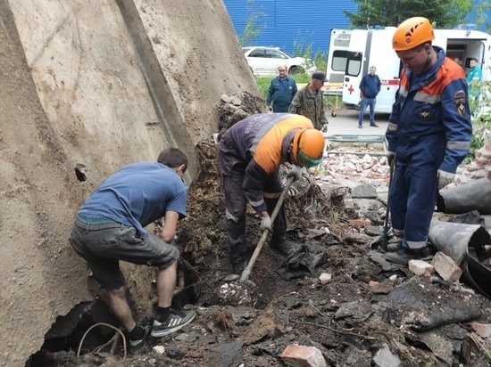 В Комсомольске-на-Амуре бетонная конструкция придавила ноги мужчине