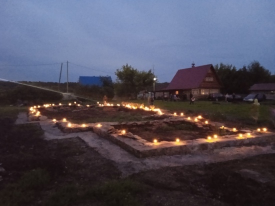  В Сухобузимском районе Красноярского края зажгли свечи на месте сгоревшей церкви