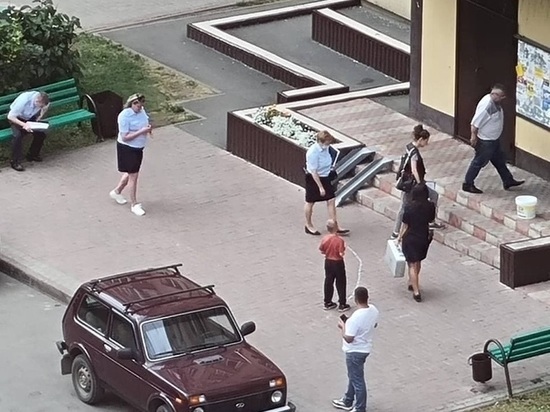 Кровавый инцидент с тремя девушками произошел в подъезде кемеровской многоэтажки