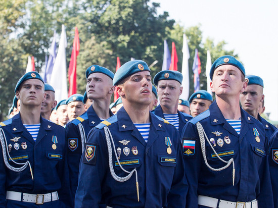 В Пскове отмечается День Воздушно-десантных войск