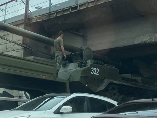 Мощная самоходная пушка застряла под мостом в Академгородке Новосибирска