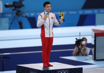В спортивной гимнастике на кольцах среди мужчин две олимпийские награды достались представителям Китая: Лю Ян выиграл золото (15