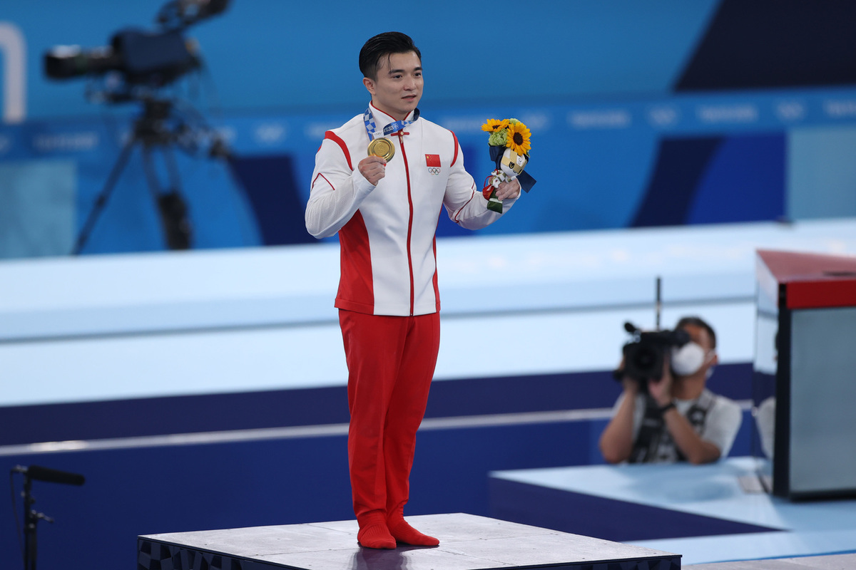 В гимнастике на кольцах две олимпийские медали достались Китаю