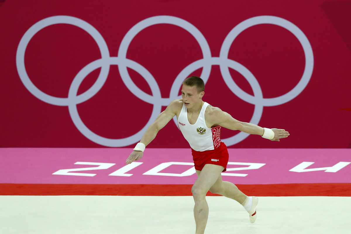 Россиянин Аблязин получил серебро при равном счете в опорном прыжке