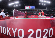 В женском парном разряде по бадминтону на летних Олимпийских играх в Токио золотую медаль выиграли представительницы Индонезии Грейсия Полий и Априяни Рахаю