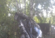 В Томском районе в результате дорожно-транспортного происшествия автомобиль слетел с дороги в овраг таким образом, что повис на растущем там дереве