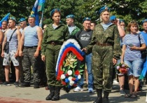 Торжественный митинг и возложение венков состоялись сегодня, 2 августа, у памятника «Черный тюльпан» в городе Серпухове