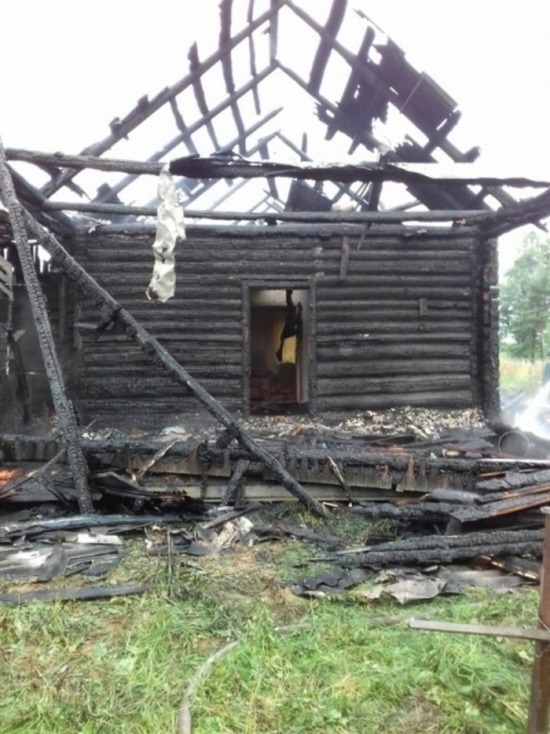 В Смоленской области горело бесхозное здание