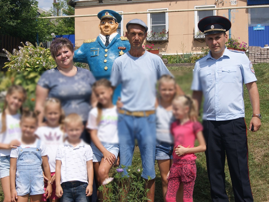 Курские полицейские поблагодарила авторов скульптуры сотрудника ГИБДД