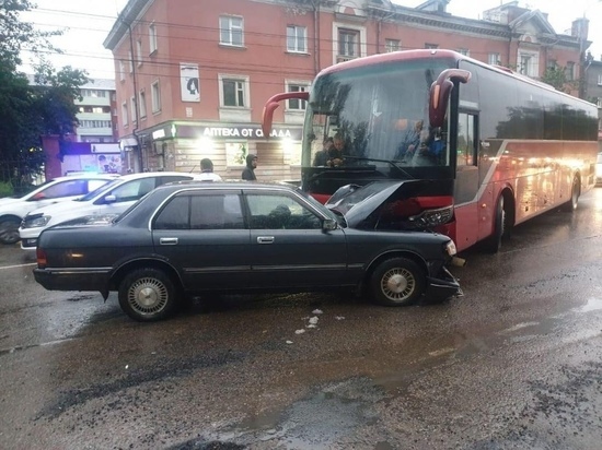 Две иномарки и рейсовый автобус столкнулись в Иркутске