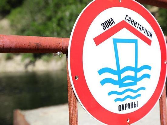 Из-за жары в пригороде Южно-Сахалинска идет грязная вода с запахом