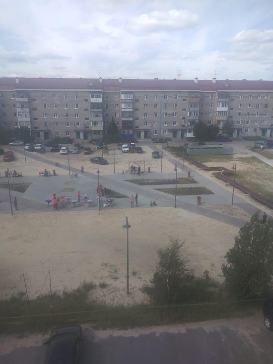 Песок летит в окна: жители Ноябрьска просят посадить деревья в новом сквере