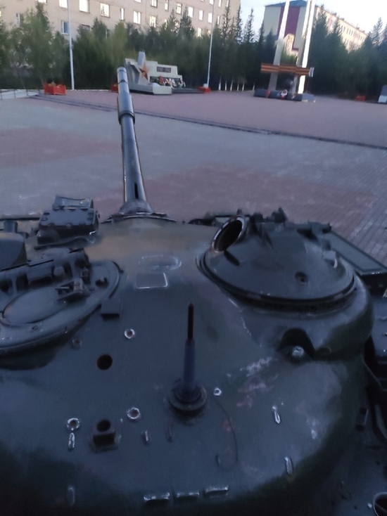 Танк на площади Победы в Лабытнанги превратили в урну для мусора