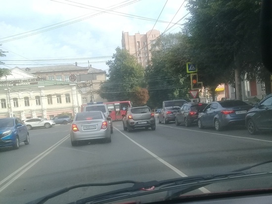 На перекрестке в центре Рязани уже два дня не работает светофор
