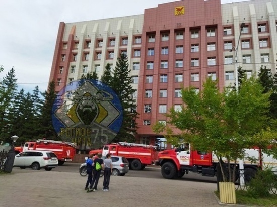 Несколько пожарных расчётов выезжали к краевой администрации в Чите