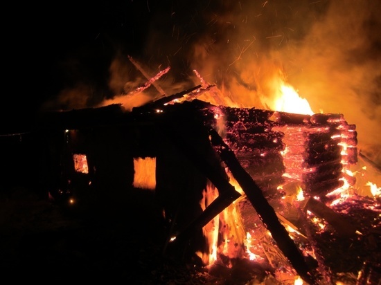 В Смоленской области ночью горело здание без жильцов