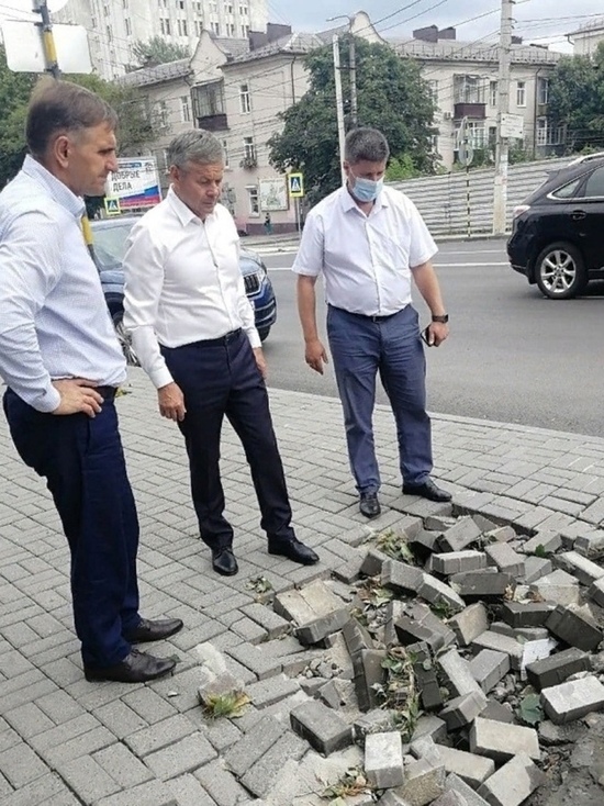 В Курске сильный ливень смыл тротуарную плитку на улице Дзержинского