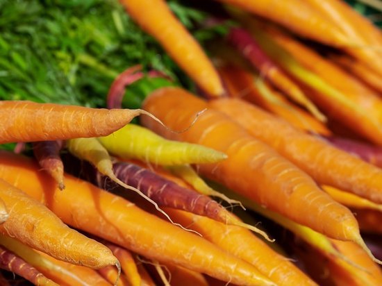 Цены на сезонные овощи к концу лета ожидаемо поползли вниз, но морковь упрямо держит позиции