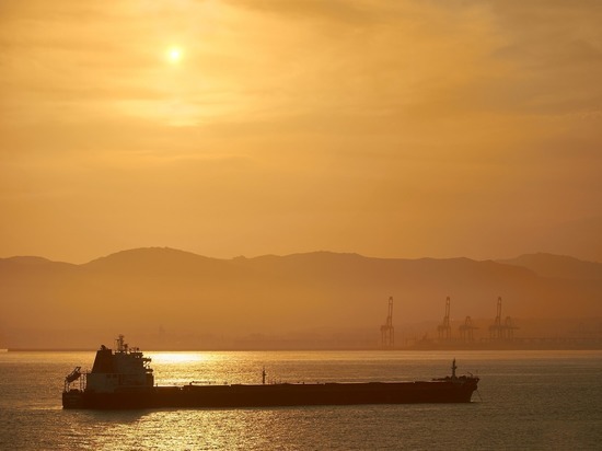 AP сообщило о возможном массовом угоне танкеров у берегов ОАЭ