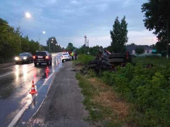 В Курской области вылетел в кювет и перевернулся зерновоз КамАЗ