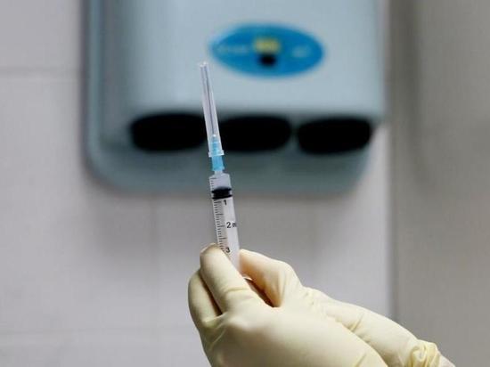 Югорские медики повторно вакцинируются от ковида