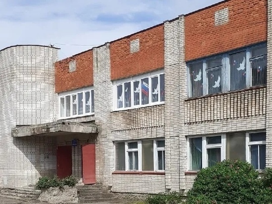 В Зимогорском доме культуры красят стены и потолки
