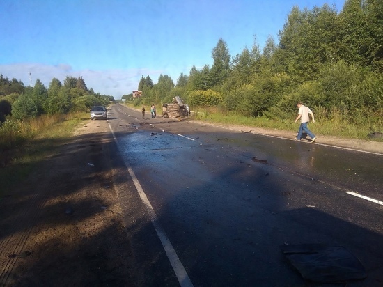 На дороге в Тверской области столкнулись грузовик и легковушка