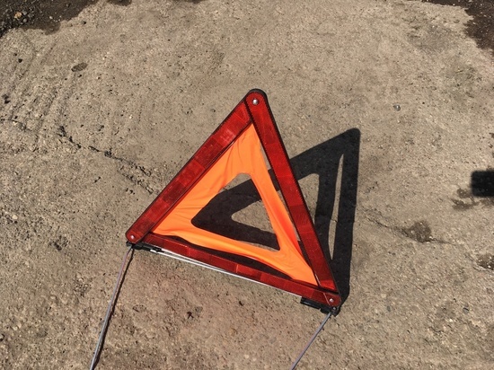 В Смоленске питбайк наехал на бордюр и врезался в ограждение