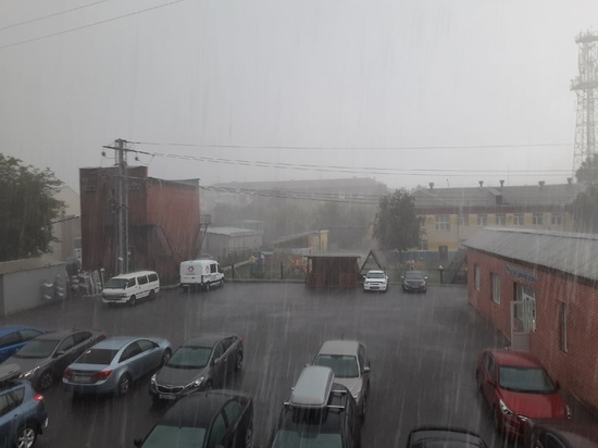 “Стена из дождя”: на Кемерово обрушился мощный град с грозой