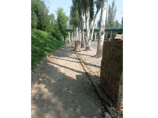 Жителям Донецка сообщили причину демонтажа тротуарной плитки