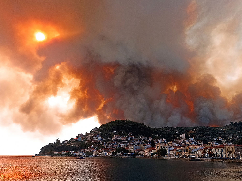Пожары в Греции подбираются к Афинам и курортам: эпичные кадры