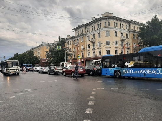 Автомобильное движение в центре Кемерова парализовал потоп