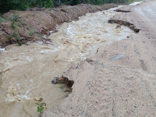 Течет ручей: дорогу в Карелии размыло из-за дождей