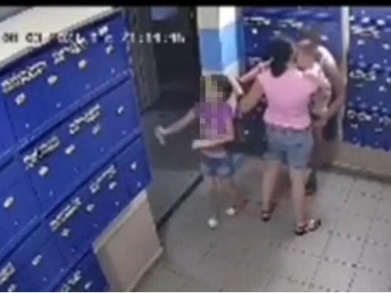 В Уфе отец толкнул и уронил на пол двух детей